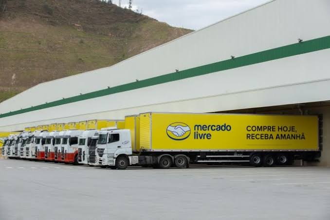 Caminhão da empresa Mercado Livre é interceptado entre Congonhas e Itabirito