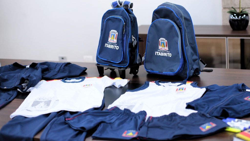 Prefeitura distribui kits de materiais e uniformes escolares em 2025