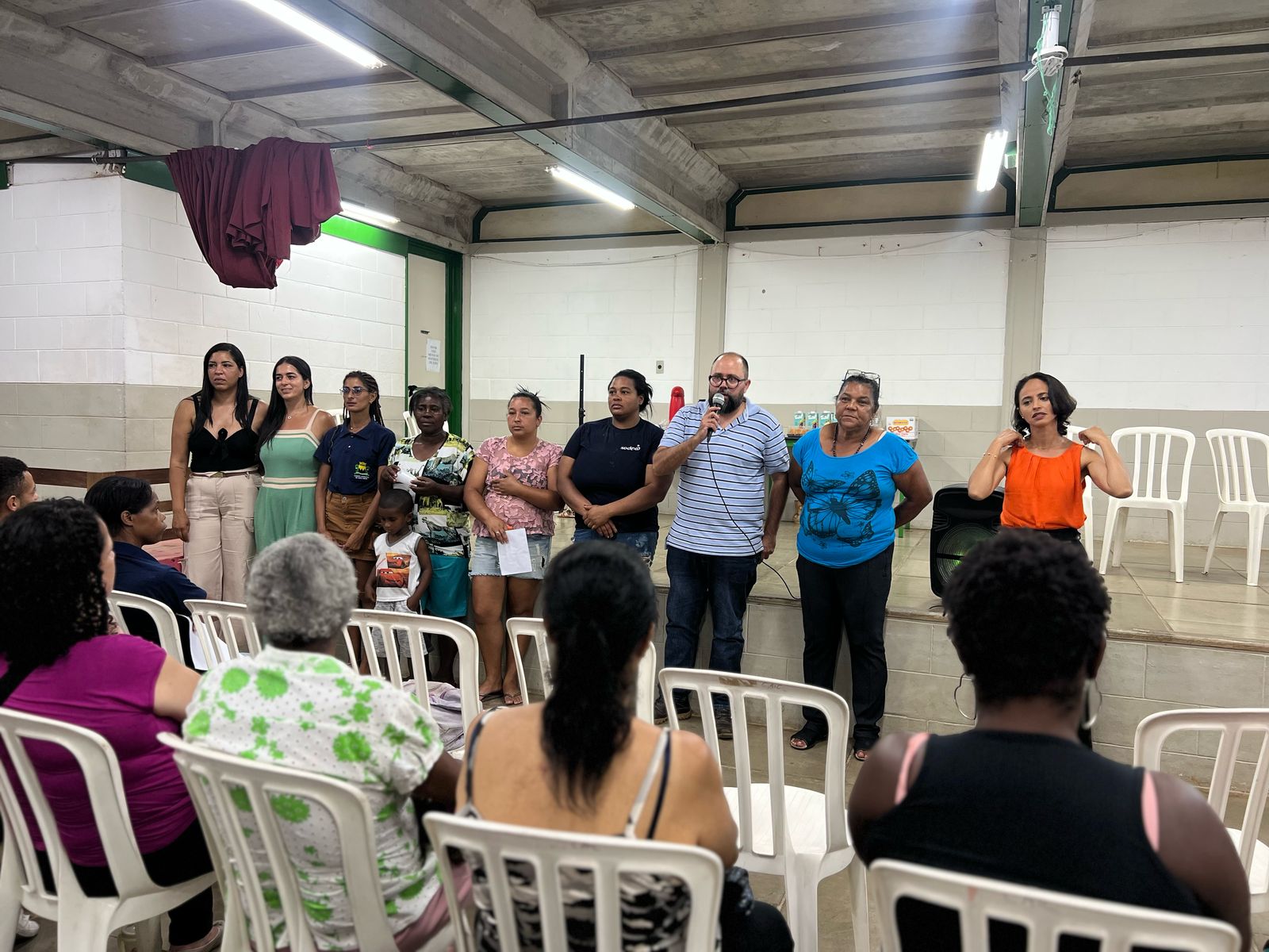 Beneficiários do programa “Um Teto é Tudo” se encontram com representantes da prefeitura de Ouro Preto em reunião sobre as moradias populares de Cachoeira do Campo
