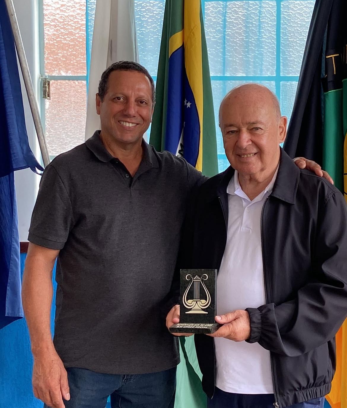 União Social entrega placa comemorativa dos seus 160 anos ao prefeito Angelo Oswaldo