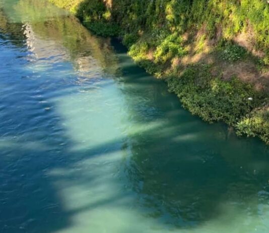 Descarte irregular colore Rio Itabirito de azul e causa surpresa entre moradores