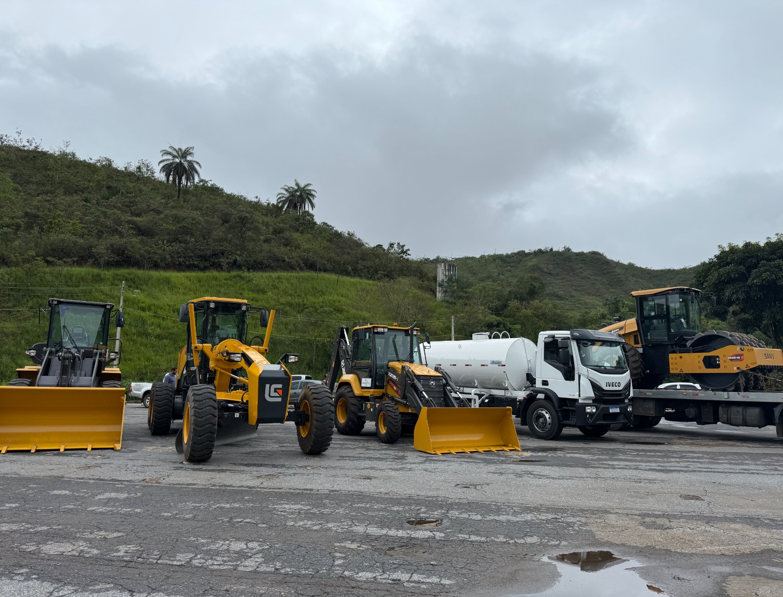 Mariana recebe cinco novos veículos para a manutenção das estradas vicinais